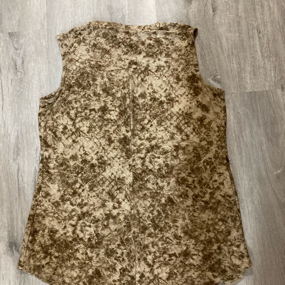 Vera Rose Sleeveless Blouse - Picture 5 of 5